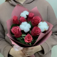 Букет цветов 7 роз Кения 40 см с хлопком в пленке розовые