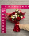 Букет цветов Гранатовый браслет с розами, хризантемой и эвкалиптом