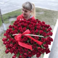 Корзина 101 роза Кения 40 см красные