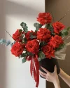 Красные розы в шляпной коробке Алые паруса