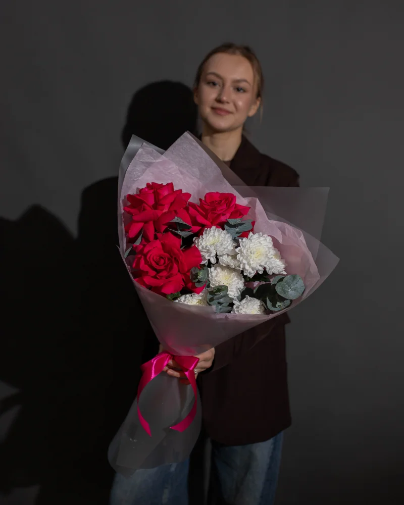 Букет цветов Малиновый эклер с хризантемой и розами