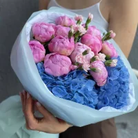 Букет с пионами и гортензиями Космос