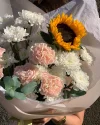 Букет с подсолнухом и диантусами №3