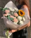 Букет с подсолнухом и диантусами №3