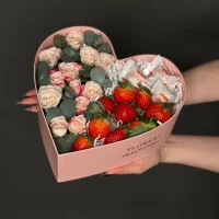 Подарочный набор Клубничный поцелуй с кустовыми розами