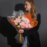 Букет цветов Сладкий абрикос с хризантемой, кустовыми розами и альстромерией