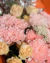 Букет цветов Сладкий абрикос с хризантемой, кустовыми розами и альстромерией