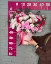 Шляпная коробочка Суфле с хризантемой, кустовыми розами и альстромерией