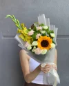 Букет с гладиолусом и подсолнухом Солнечный лучик