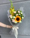 Букет с гладиолусом и подсолнухом Солнечный лучик
