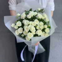 Букет из 7 белых кустовых роз