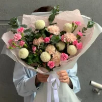 Букет с диантусами и хризантемой Микки Маус
