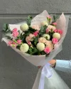 Букет с диантусами и хризантемой Микки Маус