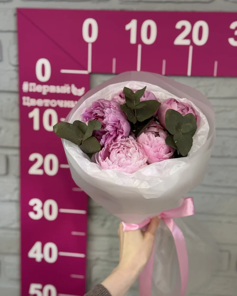 Букет из 5 пионов с эвкалиптом
