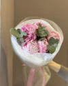 Букет из 5 пионов с эвкалиптом