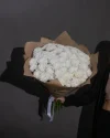 Букет белых хризантем в крафте