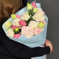 Букет сиреневых тюльпанов с эустомой