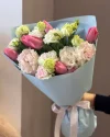 Букет сиреневых тюльпанов с эустомой