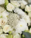 Букет цветов Белая ночь с хризантемой, кустовыми розами и гвоздикой
