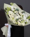 Букет цветов Белая ночь с хризантемой, кустовыми розами и гвоздикой
