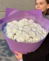 Букет гигант из белых хризантем в фиолетовом фоамиране