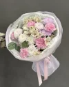 Букет цветов Мамина нежность с хризантемой и диантусами