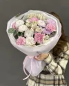 Букет цветов Мамина нежность с хризантемой и диантусами