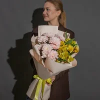 Букет цветов Солнечный лучик с хризантемой и альстромерией