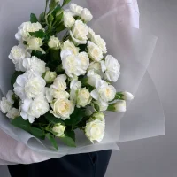 Букет из кустовой розы и диантусов Белоснежка