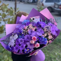 Букет цветов Большой баклажан ирисами и хризантемой